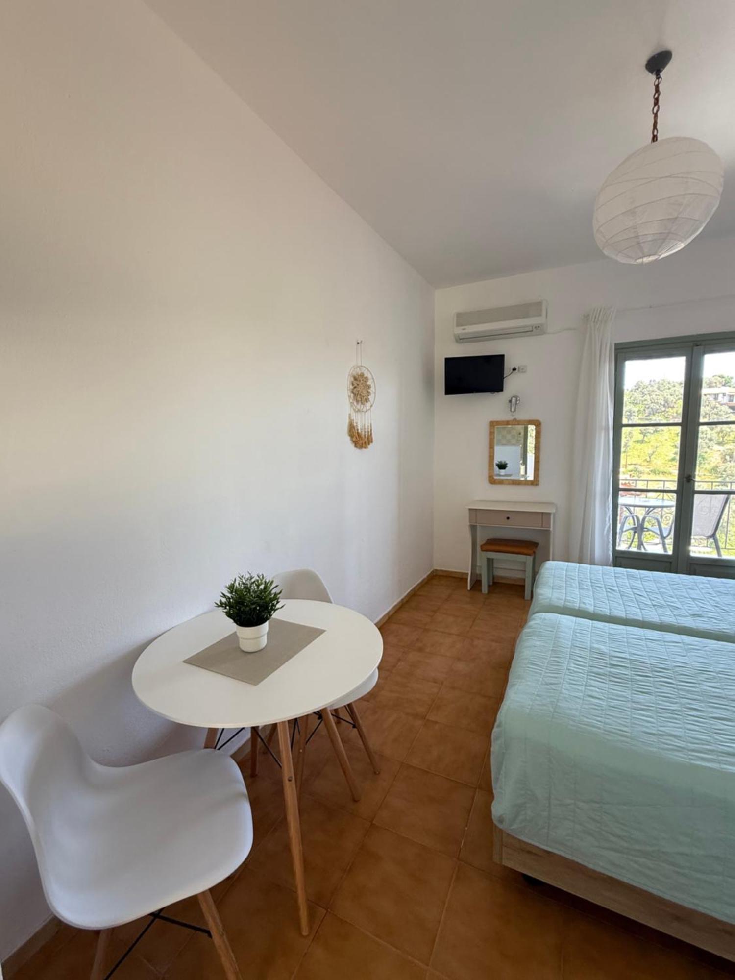 Aparthotel Country Skiathos Town